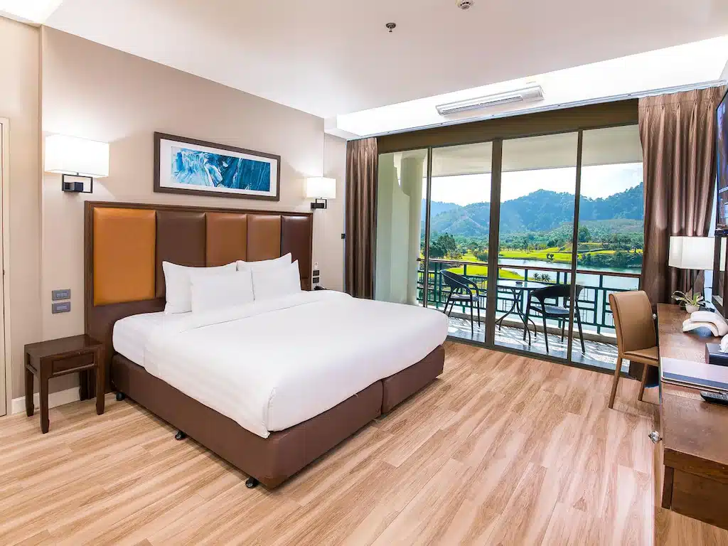 ห้องนอนที่สามารถมองเห็นวิวทะเล ภูเขาได้จากห้องพัก โรงแรมพังงา
