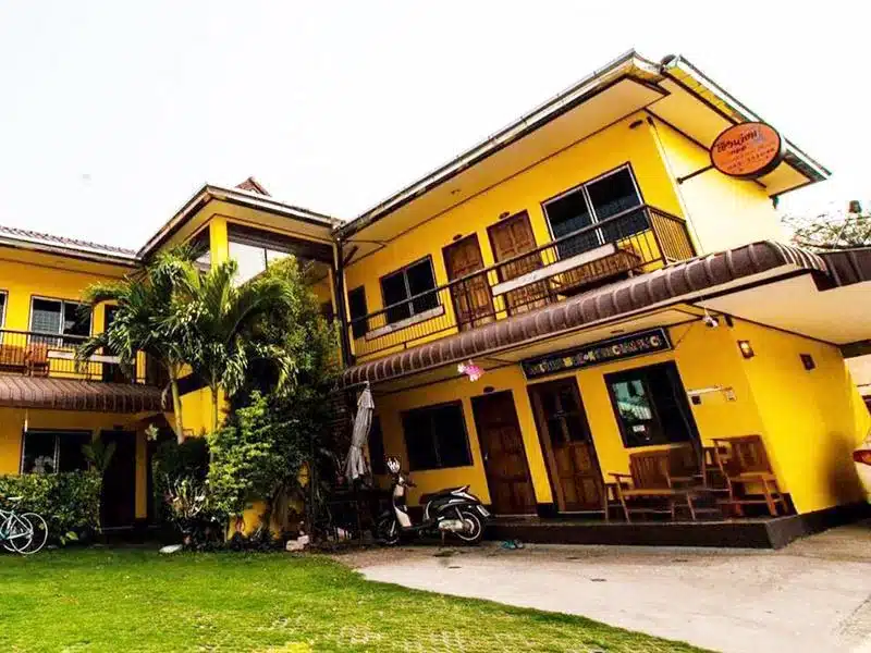 เกสต์เฮ้าส์ตั้งอยู่ที่โรงแรมท่าศาลา ที่พักโขงเจียม