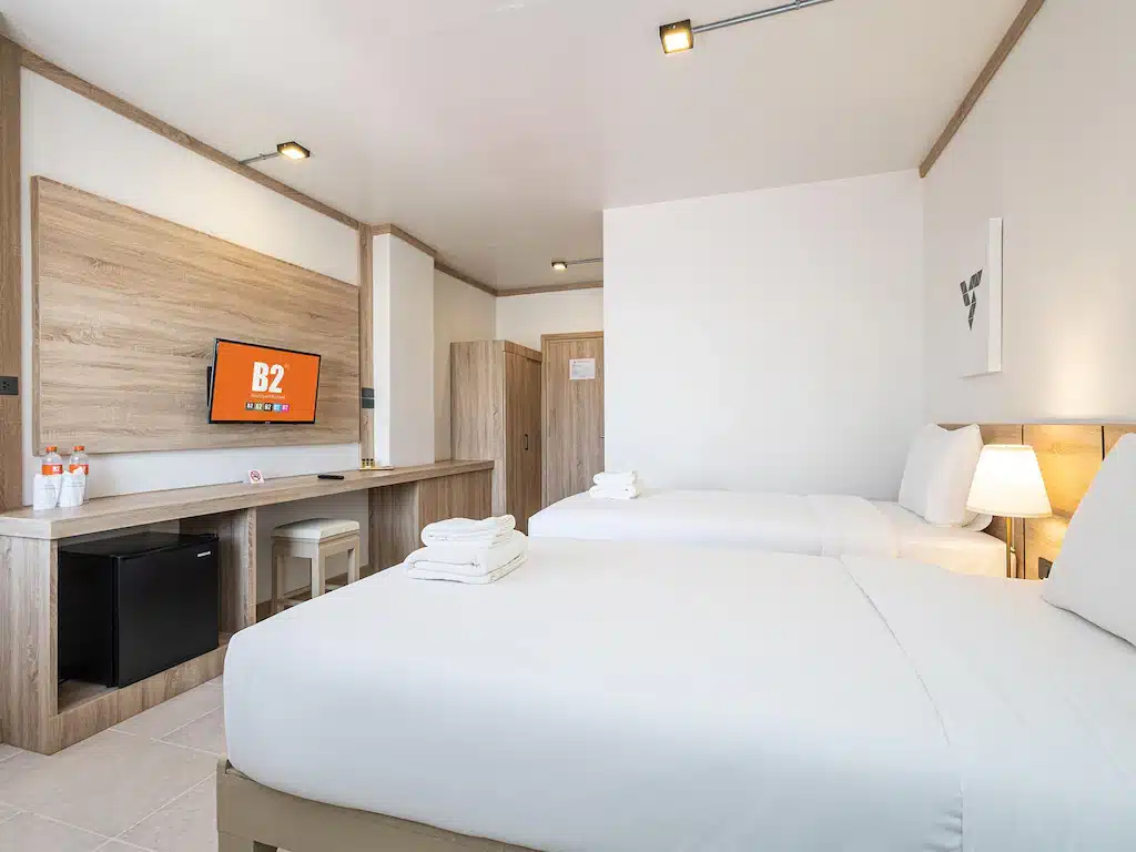 ห้องพักในโรงแรมที่เที่ยวพิษณุโลกพร้อมเตียง 2 เตียงและโทรทัศน์ พิษณุโลกที่เที่ยว