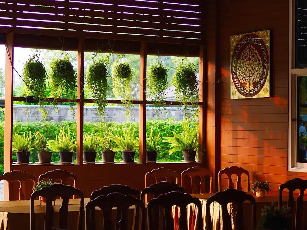 การออกแบบที่พักเมืองกาญจนบุรีมีโต๊ะไม้และเก ที่พักเมืองกาญจนบุรี