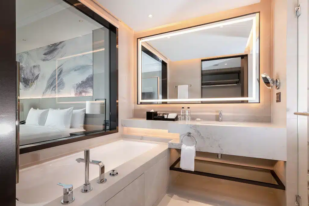 ห้องน้ำโรงแรมหรูในใจกลางกรุงเทพฯ พร้อมอ่างอาบน้ำและกระจกบานใหญ่ โรงแรม 5 ดาว กรุงเทพ