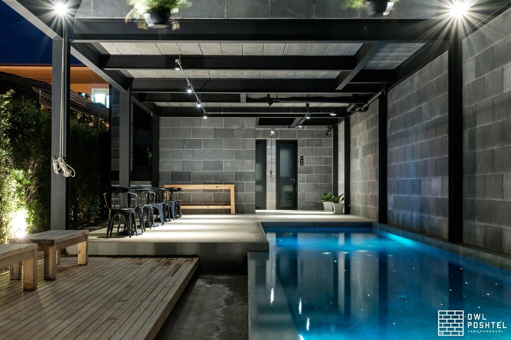 บ้านทันสมัยพร้อมสระว่ายน้ำตั้งอยู่ในเมืองกาญจนบุรี ที่พักเมืองกาญจนบุรี