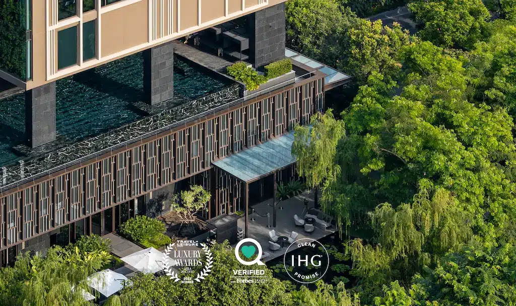 มุมมองทางอากาศของโรงแรมหรูระดับ 5 ดาวในกรุงเทพฯ ที่มีสระว่ายน้ำและต้นไม้ โรงแรม 5 ดาว กรุงเทพ