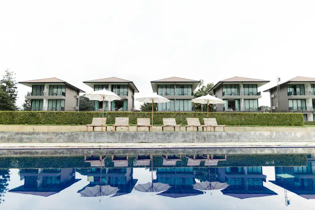 บ้านแถวพร้อมสระว่ายน้ำและเก้าอี้นั่งเล่นในเมืองกาญจนบุรี ที่พักเมืองกาญจนบุรี
