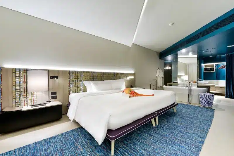 เตียงนอนขนาดใหญ่ มีอ่างอาบน้ำ โรงแรมพัทยาติดทะเล 5 ดาว