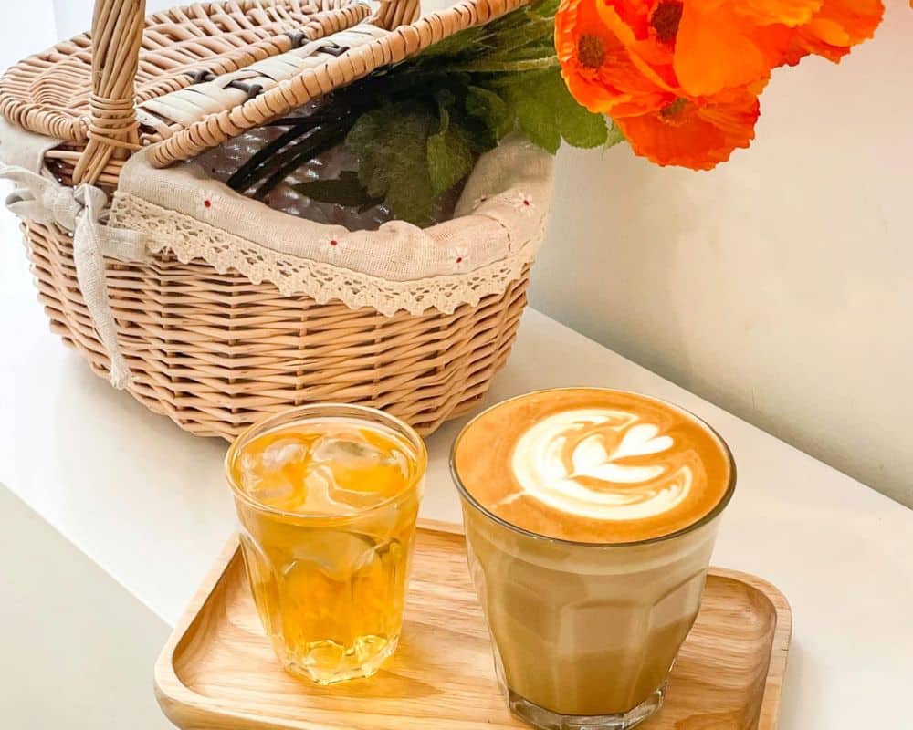 ถ้วยกาแฟและตะกร้าดอกไม้บนโต๊ะ เที่ยวสิงห์บุรี