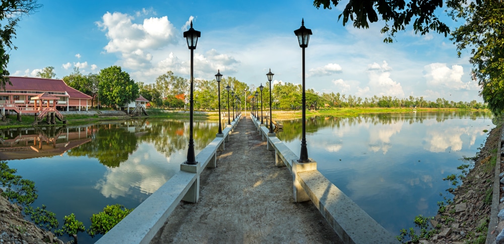 สะพานในประเทศไทยที่ทอดไปสู่ทะเลสาบในสิงห์บุรี (สิงห์บุรีที่เที่ยว). สิงห์บุรีที่เที่ยว