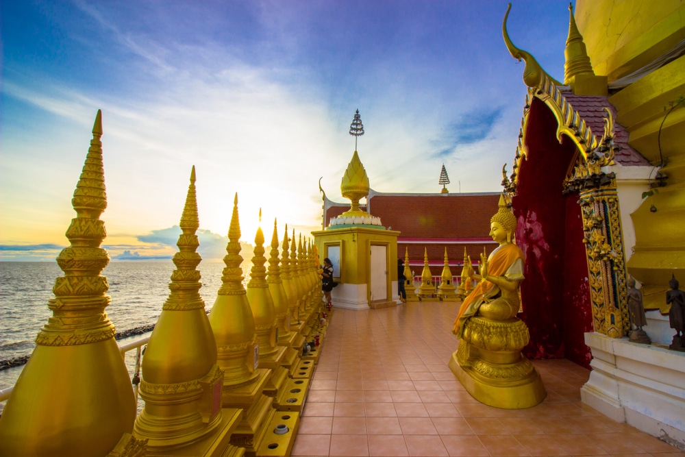 เจดีย์สีทองยามพระอาทิตย์ตกที่วัดไชยวัฒนาราม ประเทศไทย วัดหงษ์ทอง