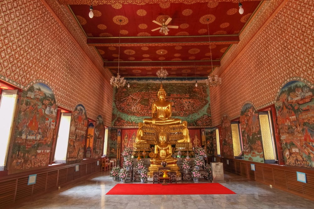 พระพุทธรูปทองคำในห้องขนาดใหญ่ ที่เที่ยวอัมพวา