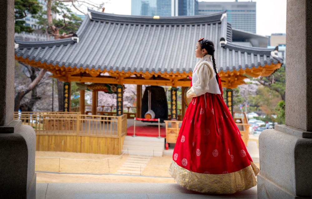 หญิงสาวในชุดกิโมโนยืนอยู่หน้าเจดีย์ ที่เที่ยวเกาหลี, สถานที่ท่องเที่ ที่เที่ยวเกาหลี