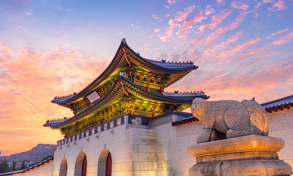 รูปปั้นเสือหน้าอาคารยามพระอาทิตย์ตกดิน เหมาะสำหรับนักท่องเที่ยวที่มาเกาหลี ที่เที่ยวเกาหลี