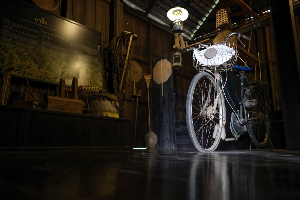 จักรยานจอดอยู่ในห้องมืดในสถานที่ท่อง ที่เที่ยวอุตรดิตถ์