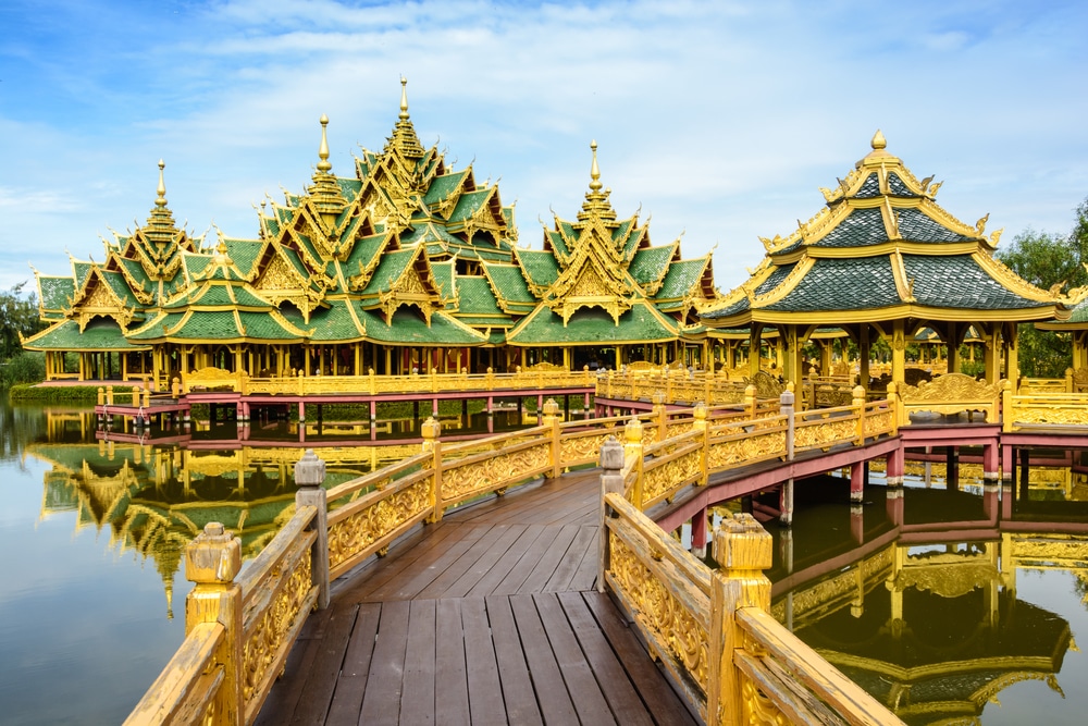 เจดีย์สีทองริมทะเลสาบในประเทศไทย ชื่อว่า วัดไชยวัฒนาราม วัดหงษ์ทอง