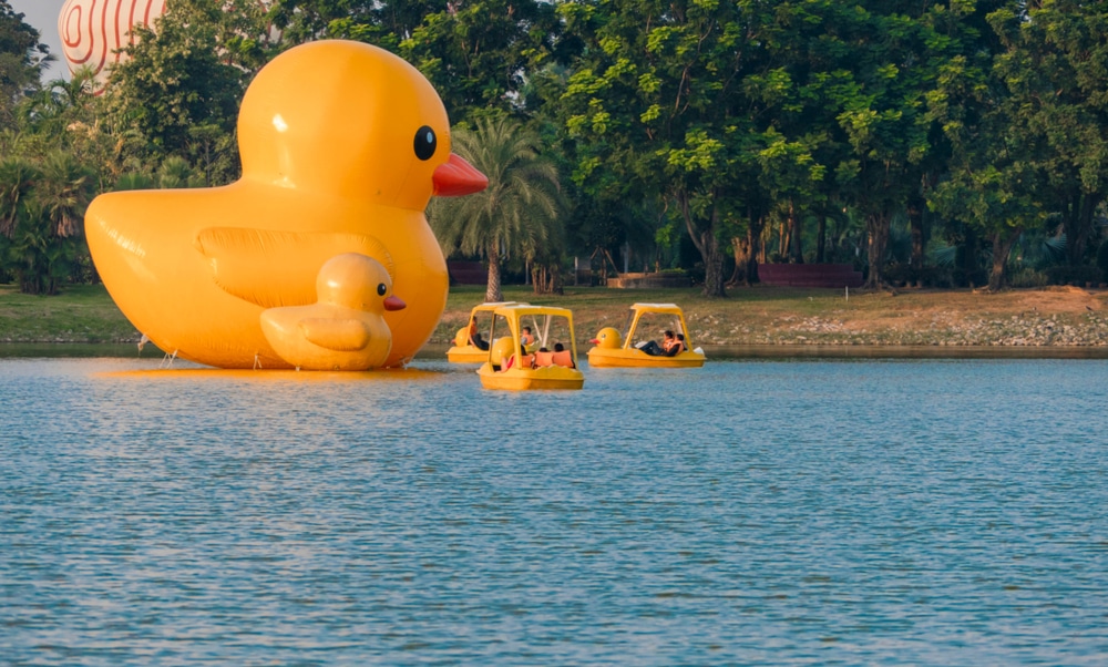 เป็ดยางสีเหลืองลอยอยู่ในทะเลสาบ สถานที่ท่องเที่ยวอุดรธานี 
