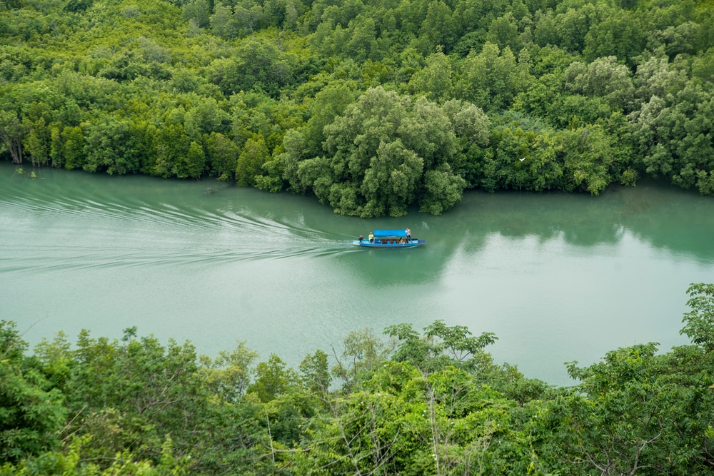 แม่น้ำปราณบุรีที่มีคนกำลังนั่งเรืออยู่ ที่เที่ยวปราณบุรี ประจวบคีรีขันธ์ที่เที่ยว
