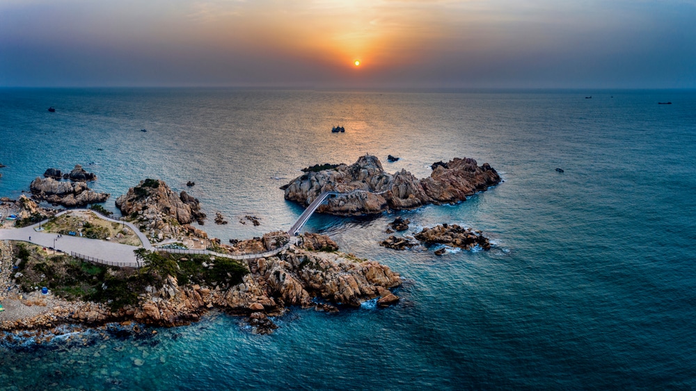 มุมมองทางอากาศของเกาะหินกลางมหาสมุทร ที่เที่ยวเกาหลี
