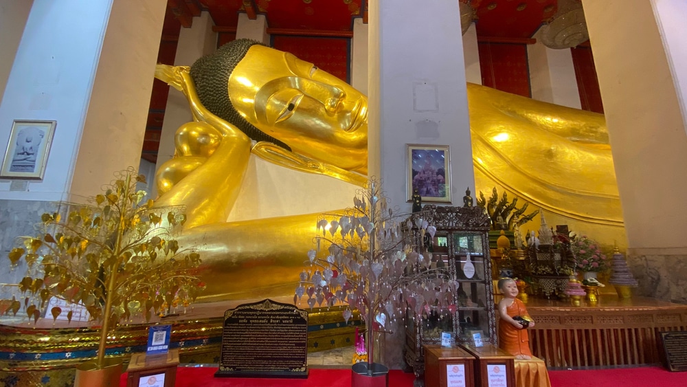 พระพุทธรูปทองคำขนาดใหญ่ในวัด ที่เที่ยวสิงห์บุรี