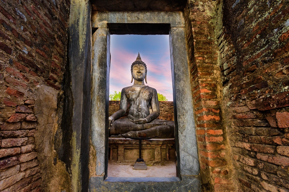 พระพุทธรูปที่อยู่ตรงประตูทางเข้าสถานที่ท่องเที่ยวยอดนิยมในจังหวัดราชบุรี ประเทศไทย เที่ยวสุโขทัย