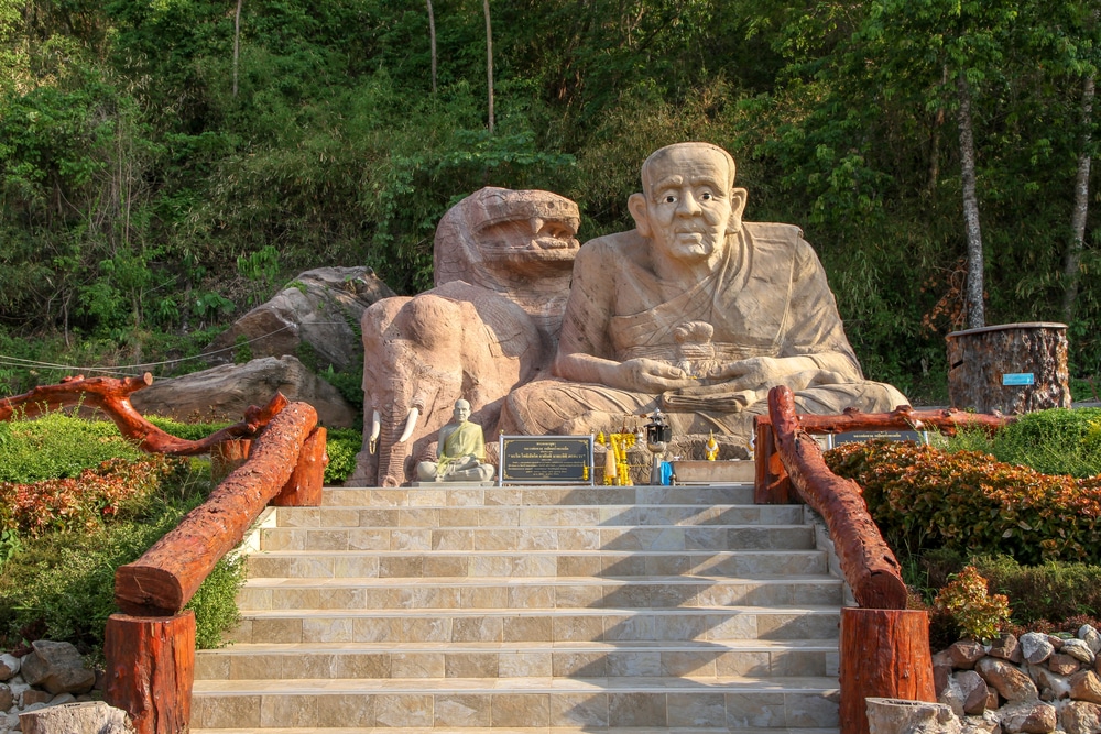 รูปปั้นสิงโตและพระพุทธรูปที่พบในวัดบางกุ้งสมุทรสงคราม วัดถ้ำผาแด่น