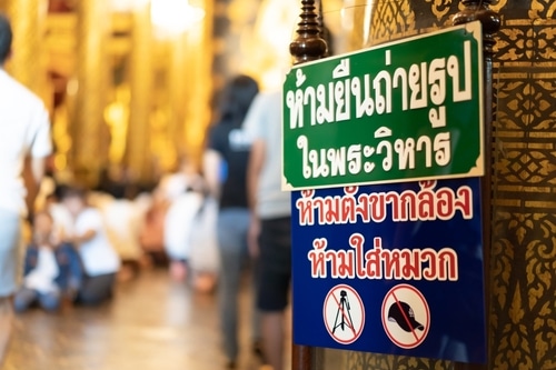 ป้ายไทยที่ห้ามใส่รองเท้าเข้าพระบรมมหาราชวัง วัดพระพุทธชินราช