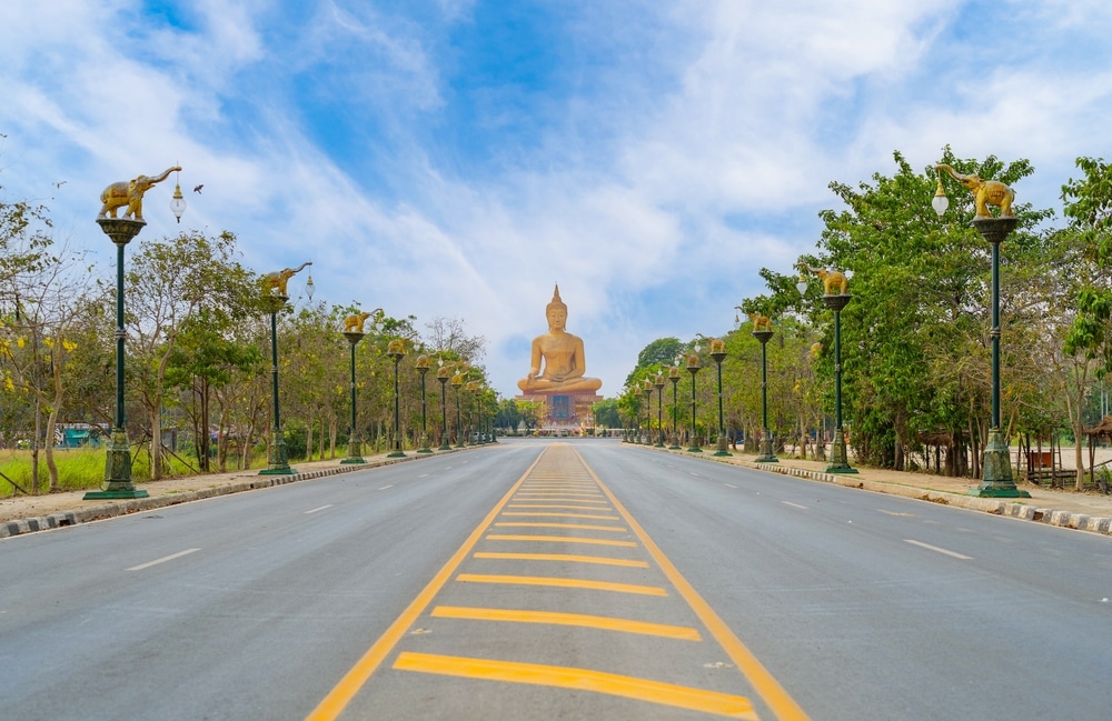 ถนนที่มีพระพุทธรูปอยู่ตรงกลาง ที่เที่ยวสิงห์บุรี