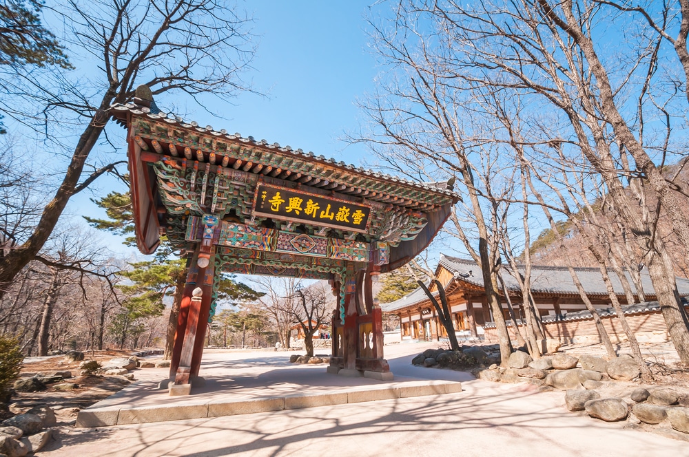 ทางเข้าวัดเกาหลีเป็นสถานที่ท่องเที่ยวยอดนิยมในเกาหลีใต้ ที่เที่ยวเกาหลี