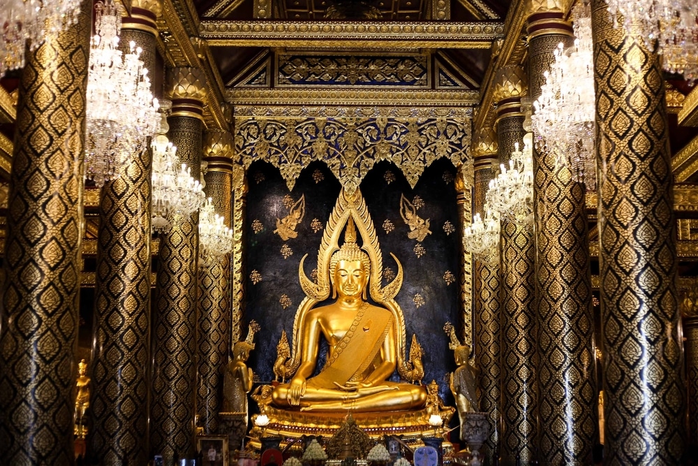 รูปพระพุทธชินราช (พระพุทธรูปทองคำ) ตระหง่านอยู่ในพระอุโบสถศรีอันศักดิ์สิทธิ์ วัดพระพุทธชินราช