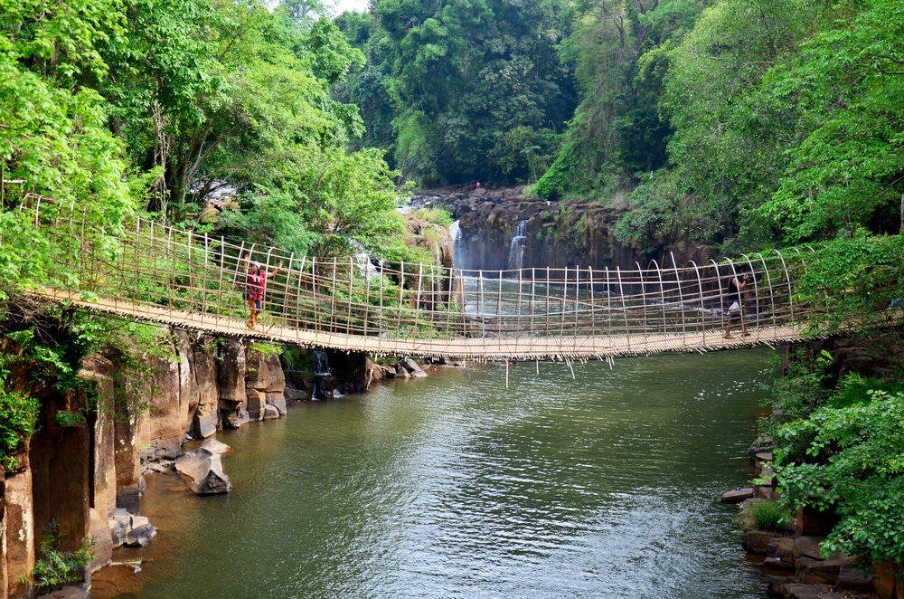 สะพานข้ามแหล่งน้ำตกสวยใน ที่เที่ยวลาว