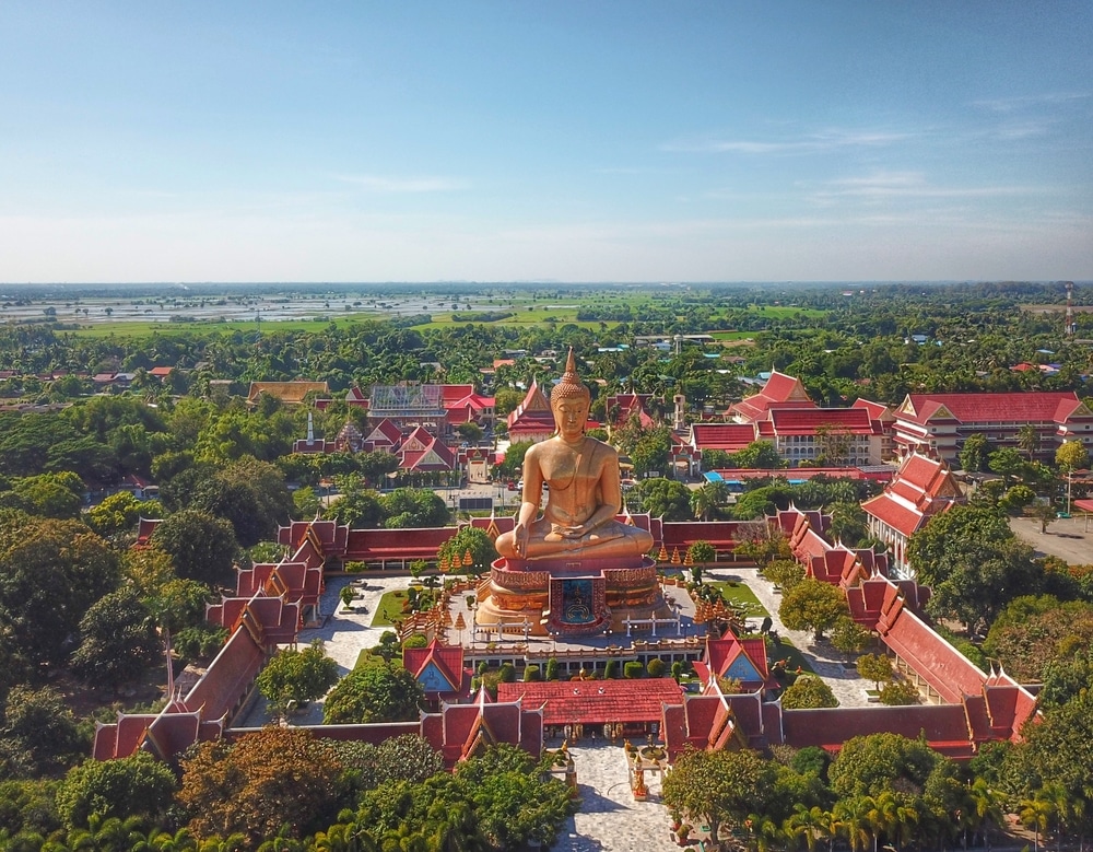มุมมองทางอากาศของพระพุทธรูปองค์ใหญ่ในประเทศไทย ที่เที่ยวสิงห์บุรี