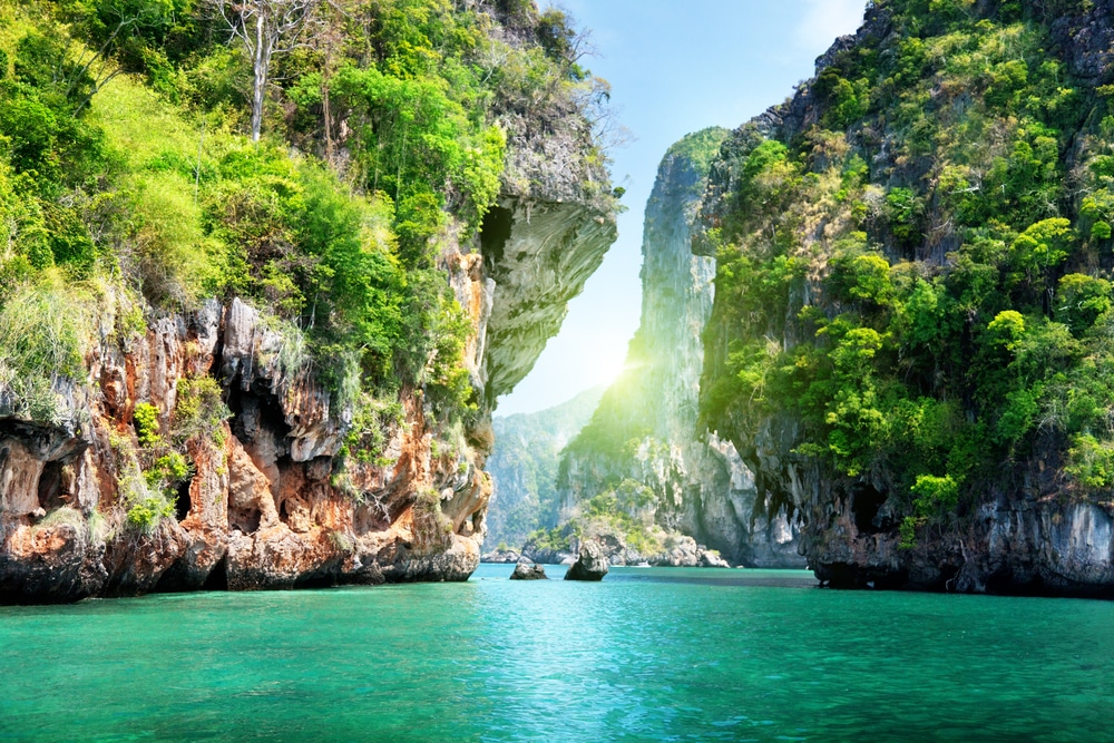 ถ้ำและหน้าผาอันน่าทึ่งของประเทศไทยแสดงให้เห็นวัดถ้ำผาด่านอันงดงาม เที่ยวทะเลช่วงไหนดี