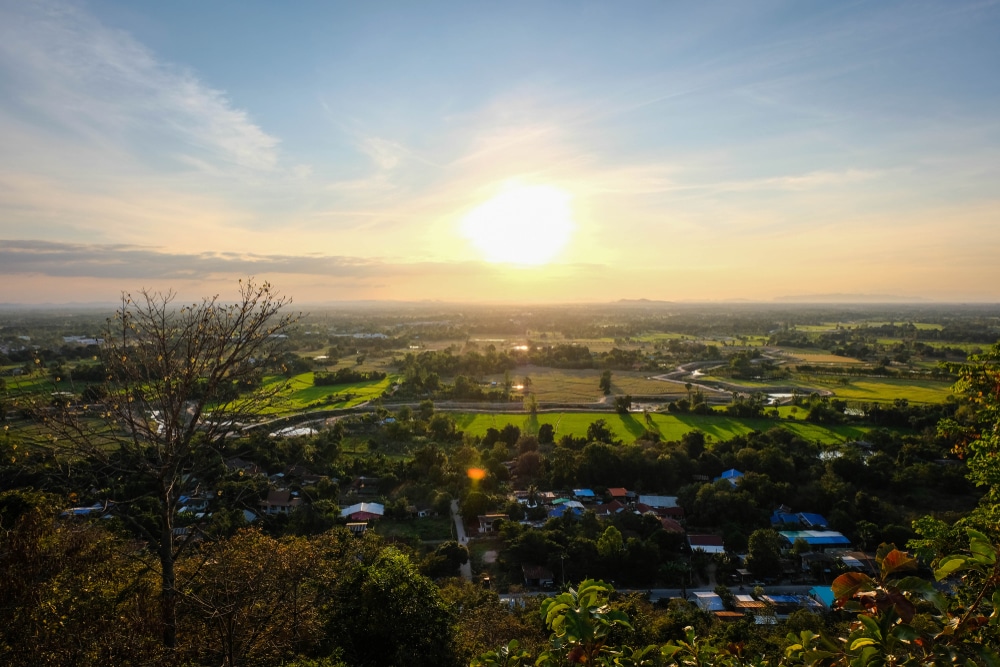 พระอาทิตย์กำลังจะลับขอบฟ้าที่หมู่บ้านแห่งหนึ่งในประเทศไทย ที่เที่ยวอุทัยธานี