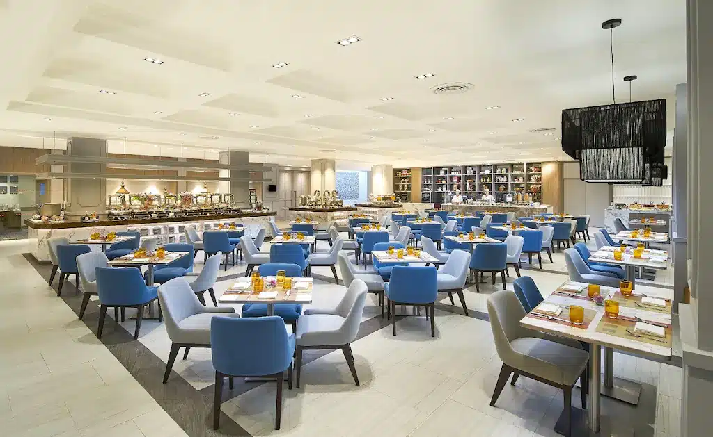 ร้านอาหารขนาดใหญ่พร้อมเก้าอี้และโต๊ะสีฟ้าใกล้อิมแพ็ค โรงแรมใกล้อิมแพคเมืองทองธานี