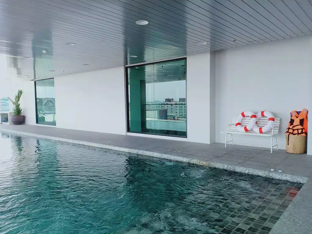 สระว่ายน้ำในโรงแรมใกล้อิมแพ็คเมืองทองธานี ที่พักใกล้อิมแพคเมืองทองธานี