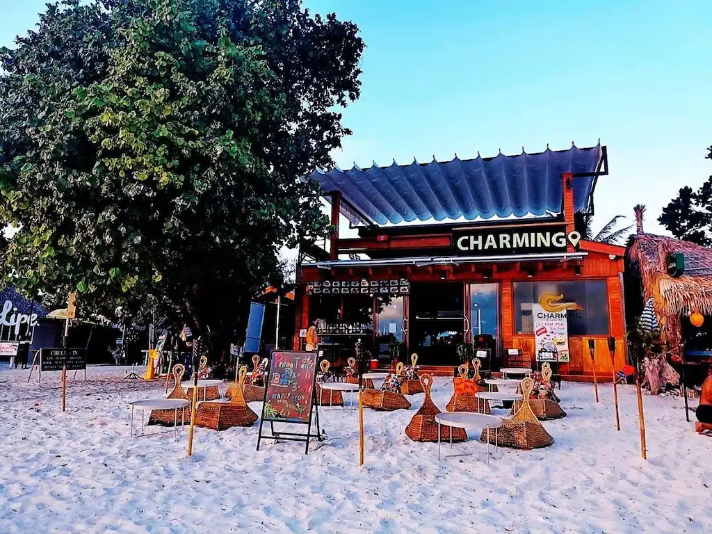 ร้านอาหารราชบุรีที่เที่ยวนั่งอยู่บนหาดทรายหน้าต้นไม้ ที่พักหลีเป๊ะ