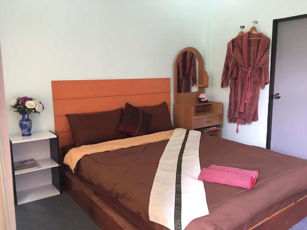 ห้องพักในโรงแรม ที่พักจอมทอง ที่มีเตียงและเสื้อคลุม
