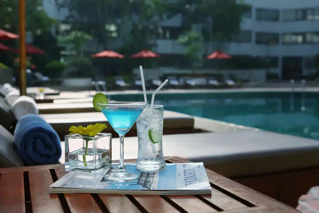 ค็อกเทลกำลังนั่งอยู่บนโต๊ะข้างสระว่ายน้ำที่โรงแรมใกล้กับอิมแพ็คเมืองทองธานีในกรุงเทพฯ โรงแรมใกล้อิมแพคเมืองทองธานี 