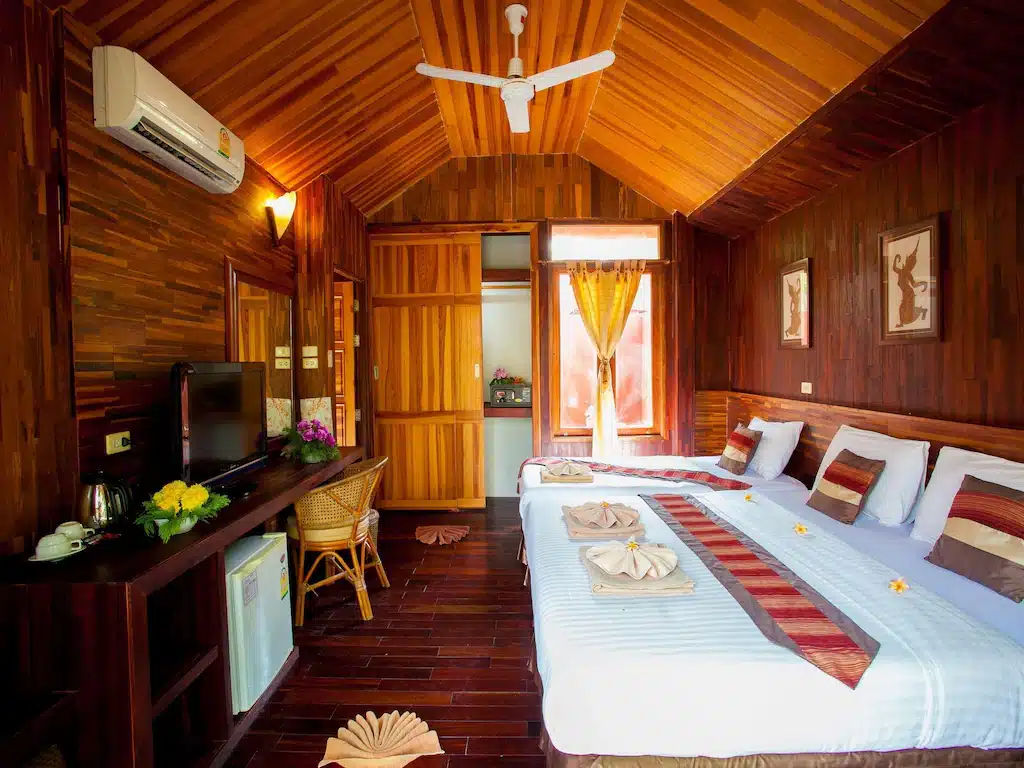 ห้องพักกรุไม้ในที่พักพร้อมอาหารเช้าแสนสบายในจังหวัดราชบุรี เกาะหลีเป๊ะที่พัก