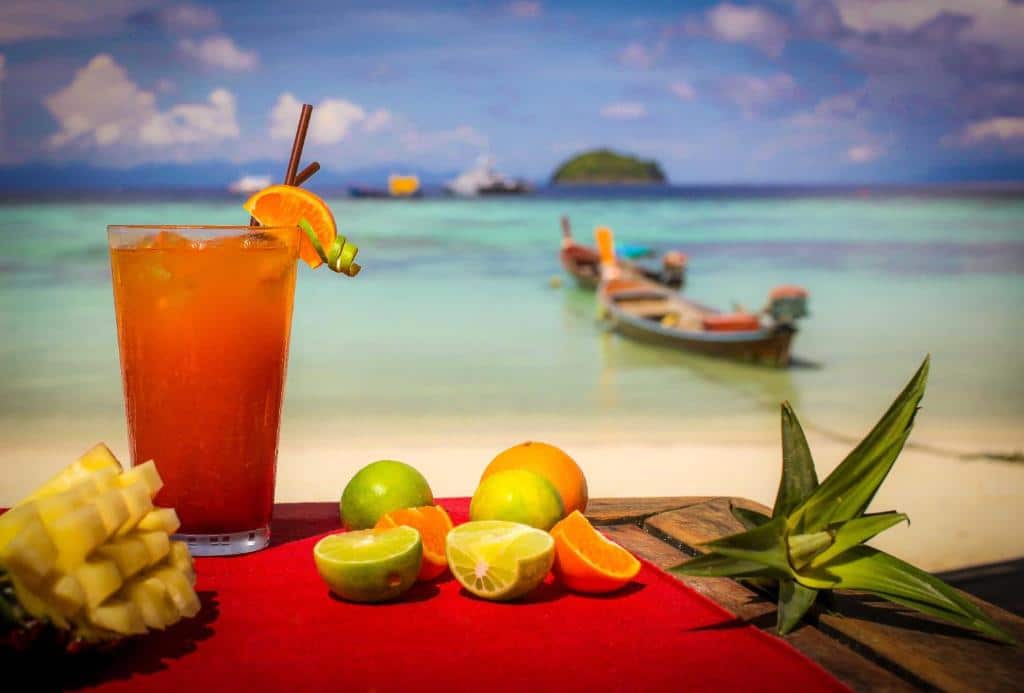 เครื่องดื่มบนโต๊ะที่ชายหาด หลีเป๊ะที่พัก ในราชบุรีที่เที่ยว