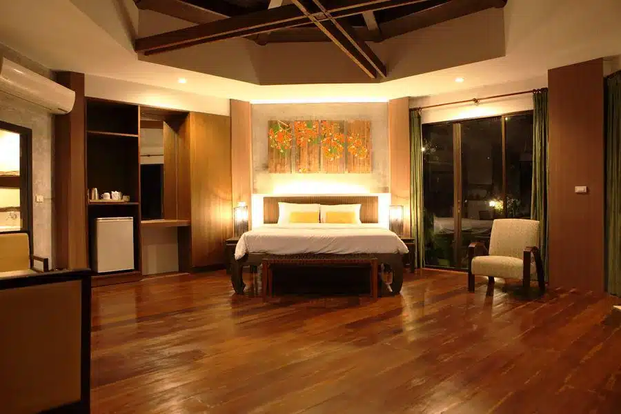 ห้องนอนพื้นไม้และเตียงใน รีสอร์ทวังน้ำเขียว