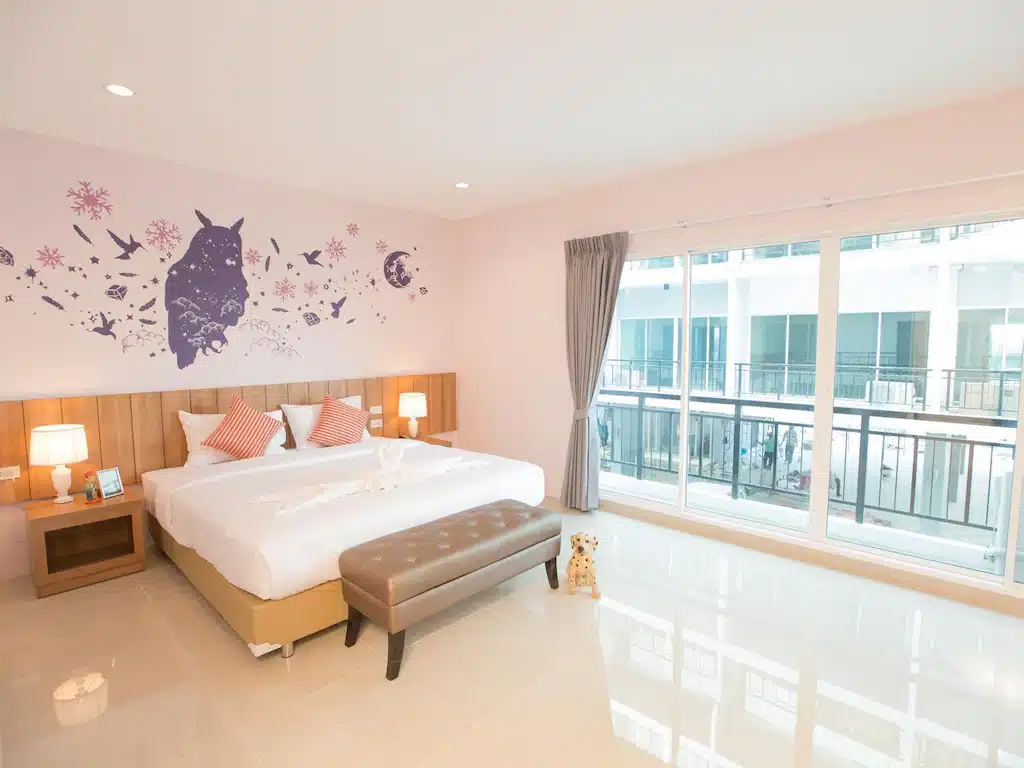 ห้องนอนสีชมพูมีนกฮูกติดผนัง ตั้งอยู่ในลาดพร้าว-โรงแรม ที่พักลาดพร้าว