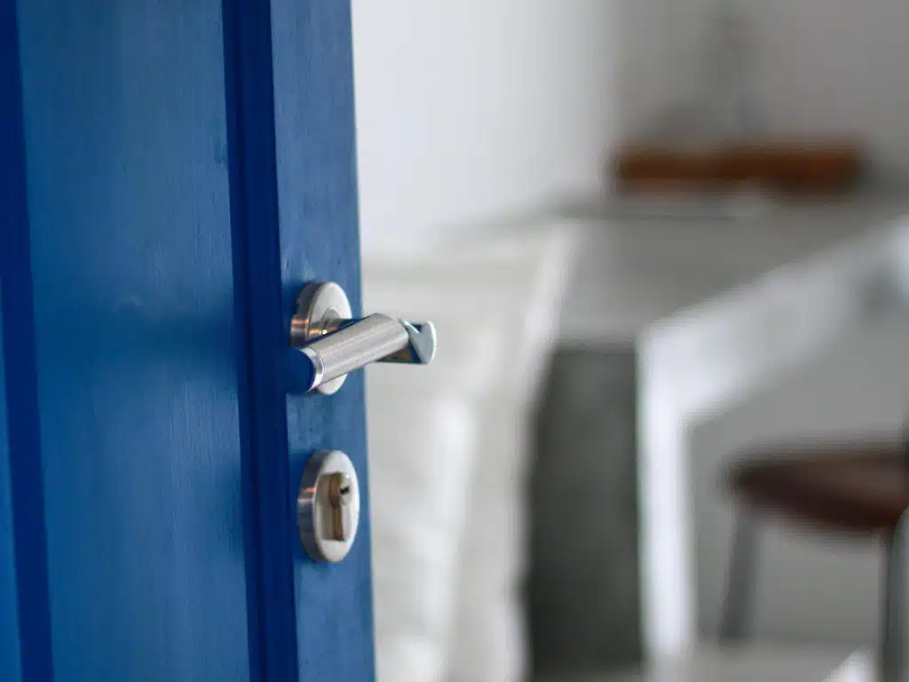 มือจับประตูสีฟ้าในห้องที่สุราษฎร์ธานี. ที่พักสุราษฎร์ธานีในเมือง