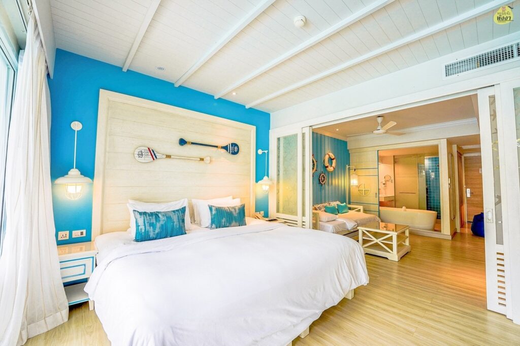 ที่พักเขาหลัก ห้องนอนผนังสีฟ้า พื้นไม้ ตั้งอยู่ในจังหวัดชลบุรี