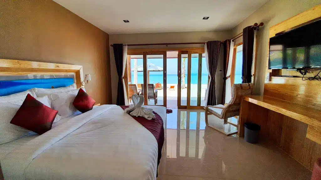 เตียงริมชายหาดในห้องพร้อมวิวทะเลในบริเวณที่ท่องเที่ยวราชบุรี ที่พักหลีเป๊ะ