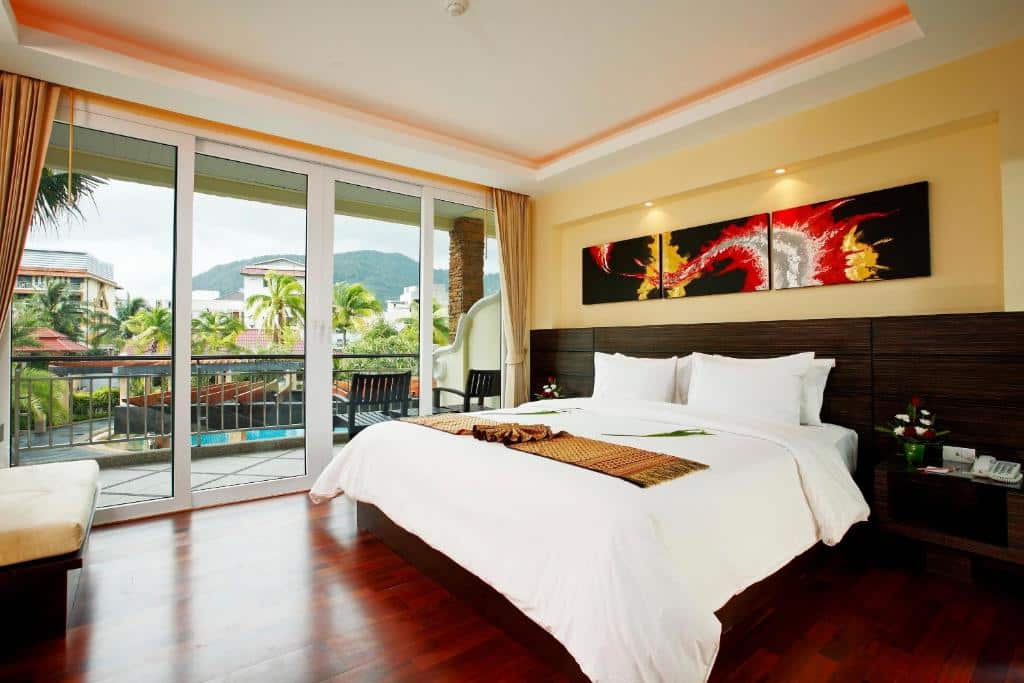 ห้องพักในโรงแรมริมชายหาดพร้อมพื้นไม้และทิวทัศน์ของมหาสมุทรที่ป่าตองรีสอร์ท