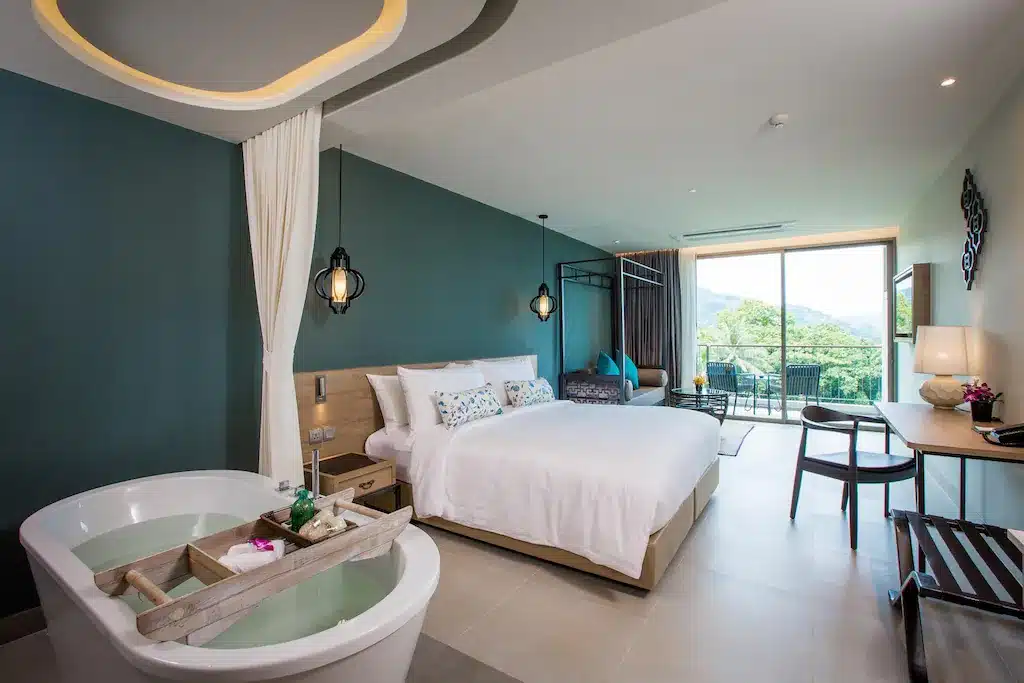 ห้องพักในโรงแรมพร้อมอ่างอาบน้ำและวิวภูเขาในหาดป่าตอง