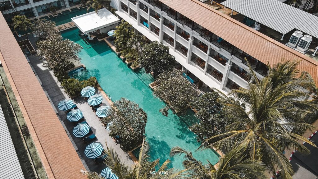 ภาพถ่ายทางอากาศของสระว่ายน้ำที่โรงแรมแห่งหนึ่งในประเทศไทย ซึ่งตั้งอยู่ที่หาดป่าตอง