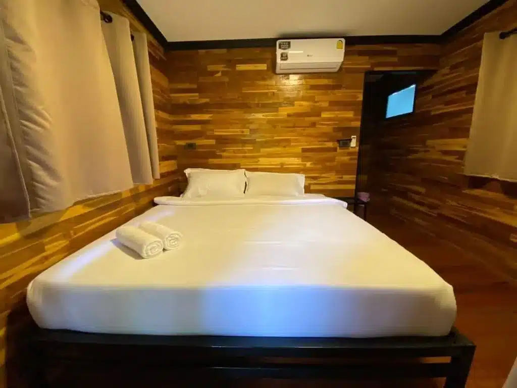 ห้องไม้พร้อมเตียงใน โรงแรมแม่สอด 