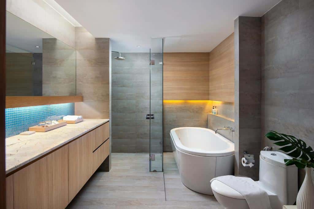 ห้องน้ำทันสมัยพร้อมอ่างอาบน้ำและอ่างล้างหน้าในโรงแรมรีสอร์ตรีสอร์ท