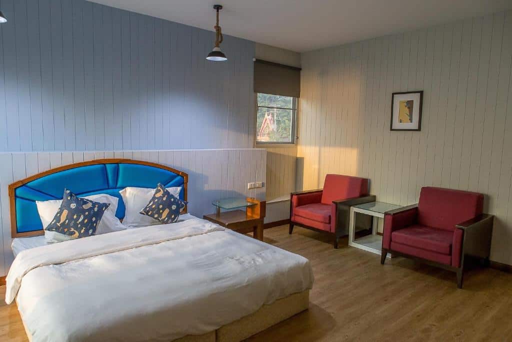 ที่พักระดับ 5 ดาวที่โรงแรมแชงกรี-ลาพร้อมเตียงในห้องพัก ที่พักเกาะล้านติดทะเล