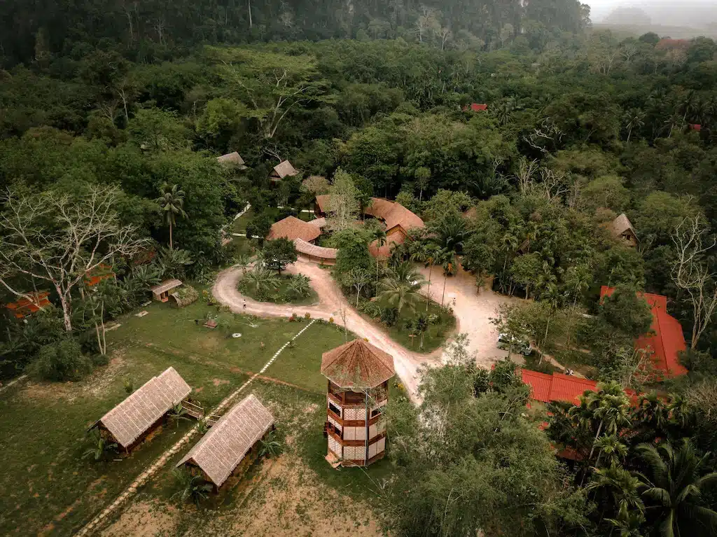 มุมมองทางอากาศของหมู่บ้านในป่า ที่พักเขาสก